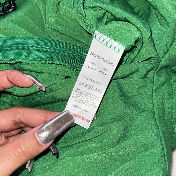 PrettyLittleThing Green Plunge Pleated Romper - Picture 13 of 13